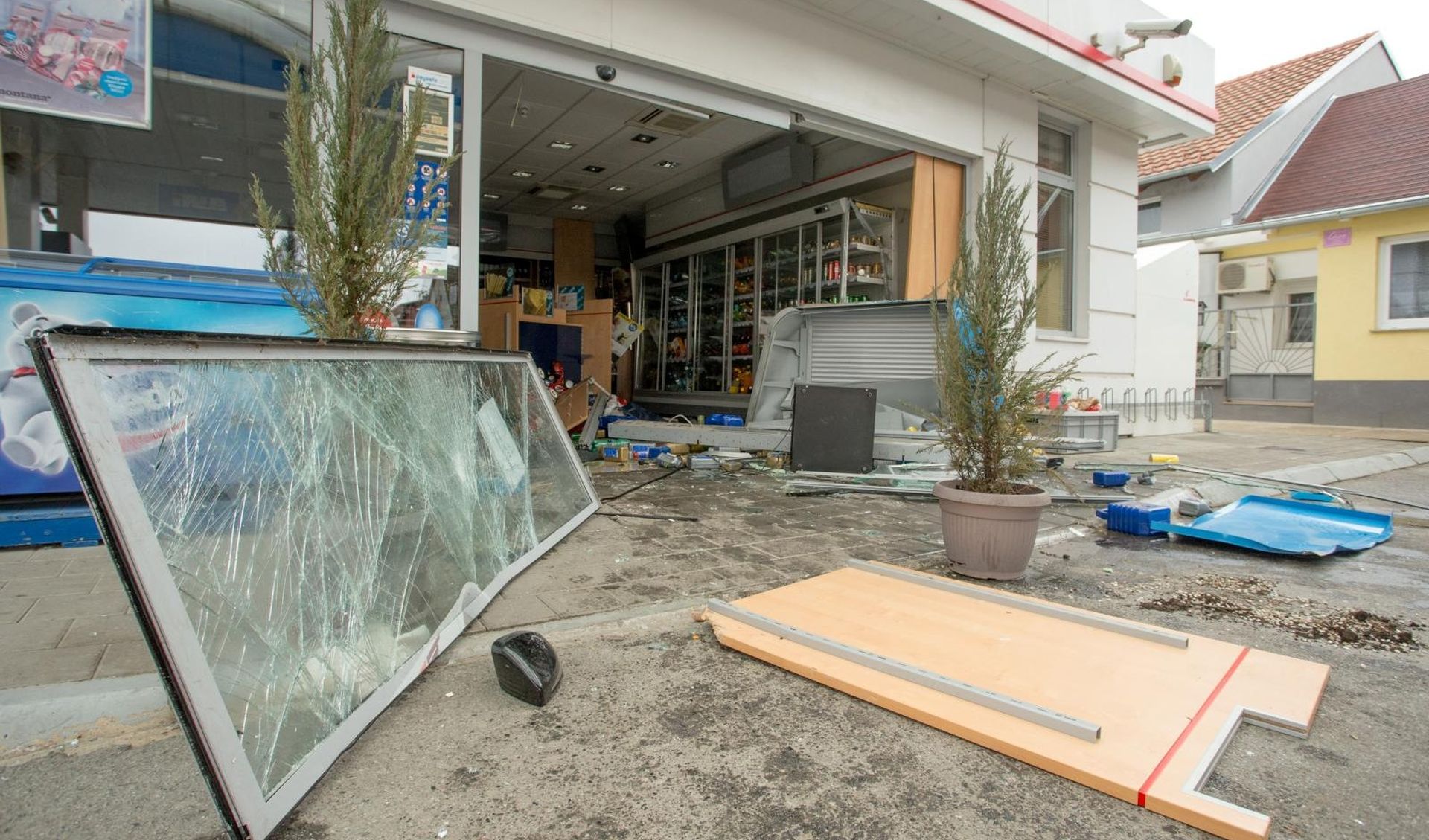 Osijek: Benziska postaja u koju se autom zabio nogometaš Petar Bočkaj 02.03.2019., Osijek - Benziska postaja u koju se u kasnim nocnim satima zaletio nogometas Petar Bockaj. Photo: Dubravka Petric/PIXSELL