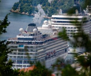 02.08.2019., Gruz, Dubrovnik - Kruzeri u luci Gruz. Smatra se da najvece zagadjenje koje donose kruzeri je zagadjenje zraka zbog povecane kolicine sumpora u gorivu.
Photo: Grgo Jelavic/PIXSELL