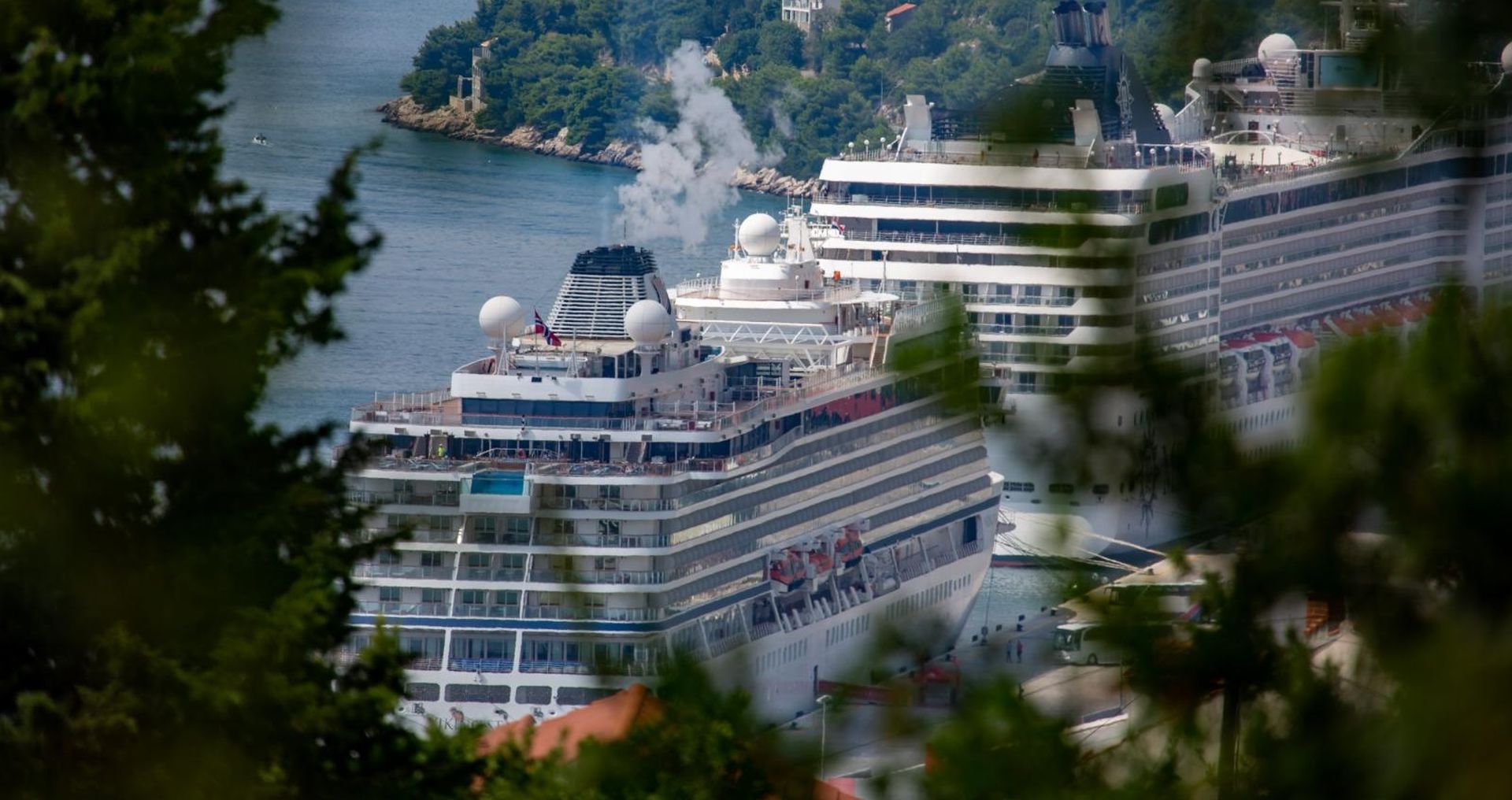 02.08.2019., Gruz, Dubrovnik - Kruzeri u luci Gruz. Smatra se da najvece zagadjenje koje donose kruzeri je zagadjenje zraka zbog povecane kolicine sumpora u gorivu.
Photo: Grgo Jelavic/PIXSELL