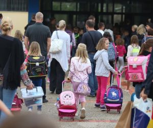 Zagreb: Brojni prvašići prvi puta ulaze u svoju školu 03.09.2018., Zagreb - OS Gustava Krkleca i prvi dan skole 
Photo: Matija Habljak/PIXSELL