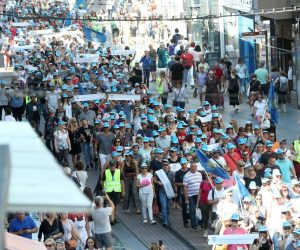 05.09.2019., Zagreb - Prosvjed Sindikata hrvatskih ucitelja i Nezavisnog sindikata zaposlenih u srednjim skolama Hrvatske. Prosvjednici su se okupili na Trgu Republike Hrvatske odakle su krenuli na Trg svetog Marka. Photo: Sanjin Strukic/PIXSELL