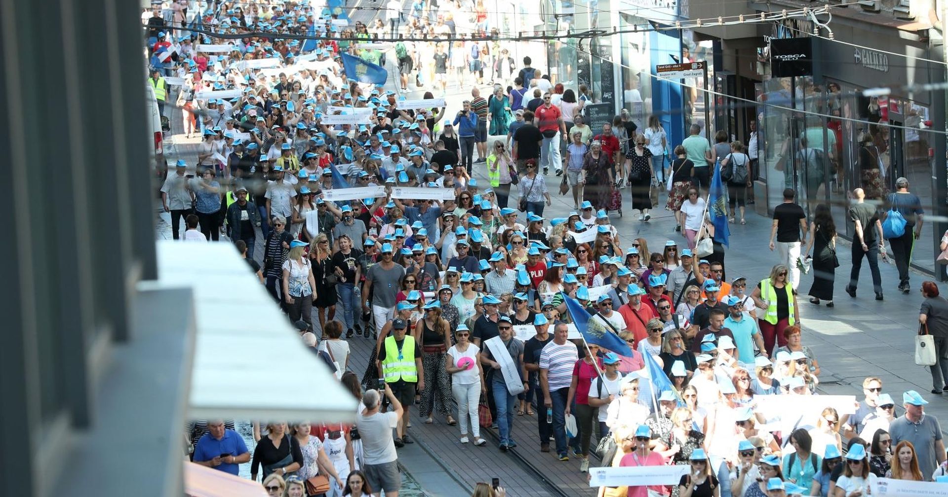 05.09.2019., Zagreb - Prosvjed Sindikata hrvatskih ucitelja i Nezavisnog sindikata zaposlenih u srednjim skolama Hrvatske. Prosvjednici su se okupili na Trgu Republike Hrvatske odakle su krenuli na Trg svetog Marka. Photo: Sanjin Strukic/PIXSELL