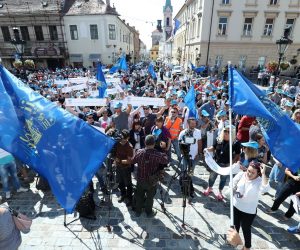 05.09.2019., Zagreb - Prosvjed Sindikata hrvatskih ucitelja i Nezavisnog sindikata zaposlenih u srednjim skolama Hrvatske. Prosvjednici su se okupili na Trgu Republike Hrvatske odakle su krenuli na Trg svetog Marka trazeci od Vlade povecanje place. Photo: Sanjin Strukic/PIXSELL