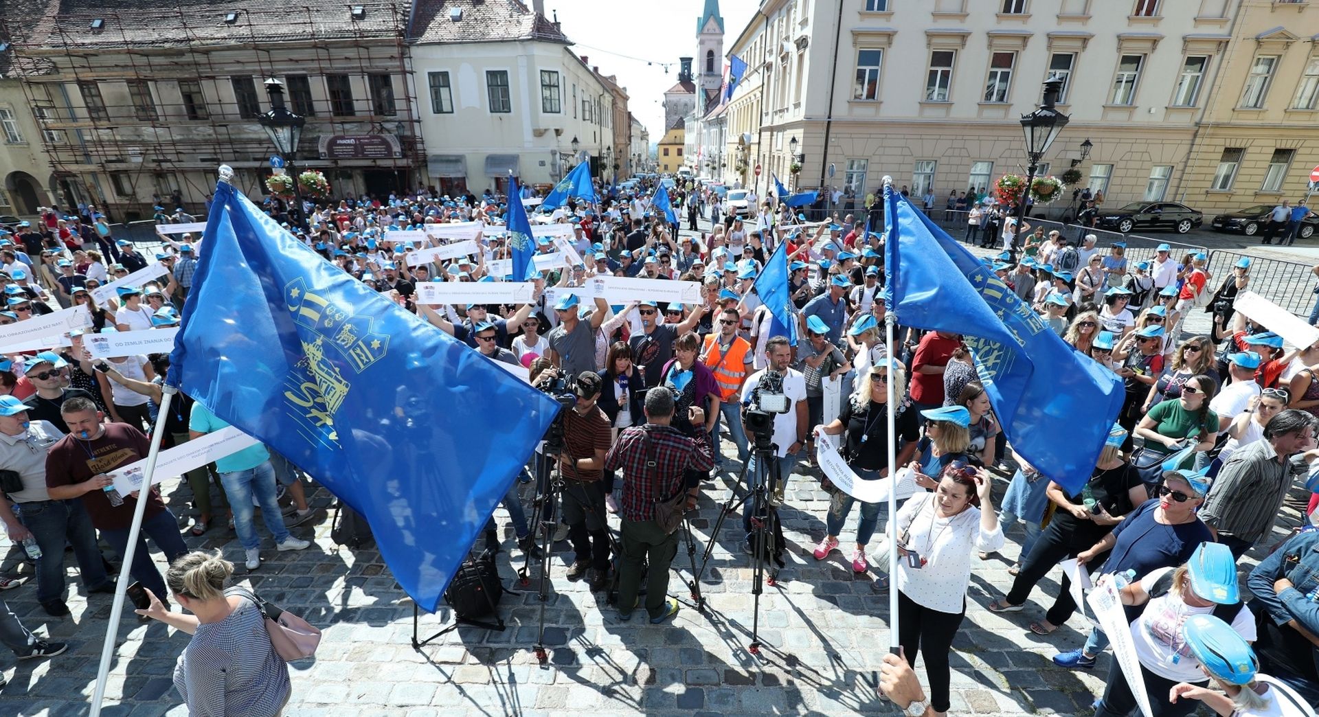 05.09.2019., Zagreb - Prosvjed Sindikata hrvatskih ucitelja i Nezavisnog sindikata zaposlenih u srednjim skolama Hrvatske. Prosvjednici su se okupili na Trgu Republike Hrvatske odakle su krenuli na Trg svetog Marka trazeci od Vlade povecanje place. Photo: Sanjin Strukic/PIXSELL
