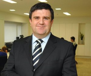 10. 03. 2008., Zagreb - Josip Galinec (1972.) akademsko obrazovanje tehnickog usmjerenja stekao je na Sveucilistu u Zagrebu. Tokom tri godine rada na Sveucilistu polaze drzavni ispit za brokera, a nekoliko godina kasnije i za investicionog savjetnika. Karijeru je gradio u brokerskoj kuci Dalmatinske banke 1998., u Zagrebackoj banci od 1999. i od 2000. do kraja 2001. vodio je ZB Brokere, tada uvjerljivo vodecu brokersku kucu u Hrvatskoj. Sredinom 2002. godine osniva TO ONE za poslovno i finansijsko savjetovanje, kompaniju u kojoj je direktor i danas. Nedugo zatim s radom zapocinje i sestrinska kompanija TO ONE Brokeri. Aktivno je ucestvovao u razvoju hrvatskog trzista kapitala, a njegovo dosadasnje profesionalno iskustvo obuhvata sirok spektar uspjesno zavrsenih projekata u podrucju korporativnih financija i investicijskog bankarstva. Udruga dionicara Ericsson Nikole Tesle, kojoj je bio na celu, dala je znacajan doprinos razvoju svijesti o vaznosti korporativnog upravljanja u Hrvatskoj. TO ONE je prepoznatljiv i po jedinstvenim strucnim publikacijama Javna dionicka drustva i Investicijski fondovi, a odrzava i popularne web stranice www.to-one.com namjenjene investitorima.
Photo: Patrik Macek/PIXSELL