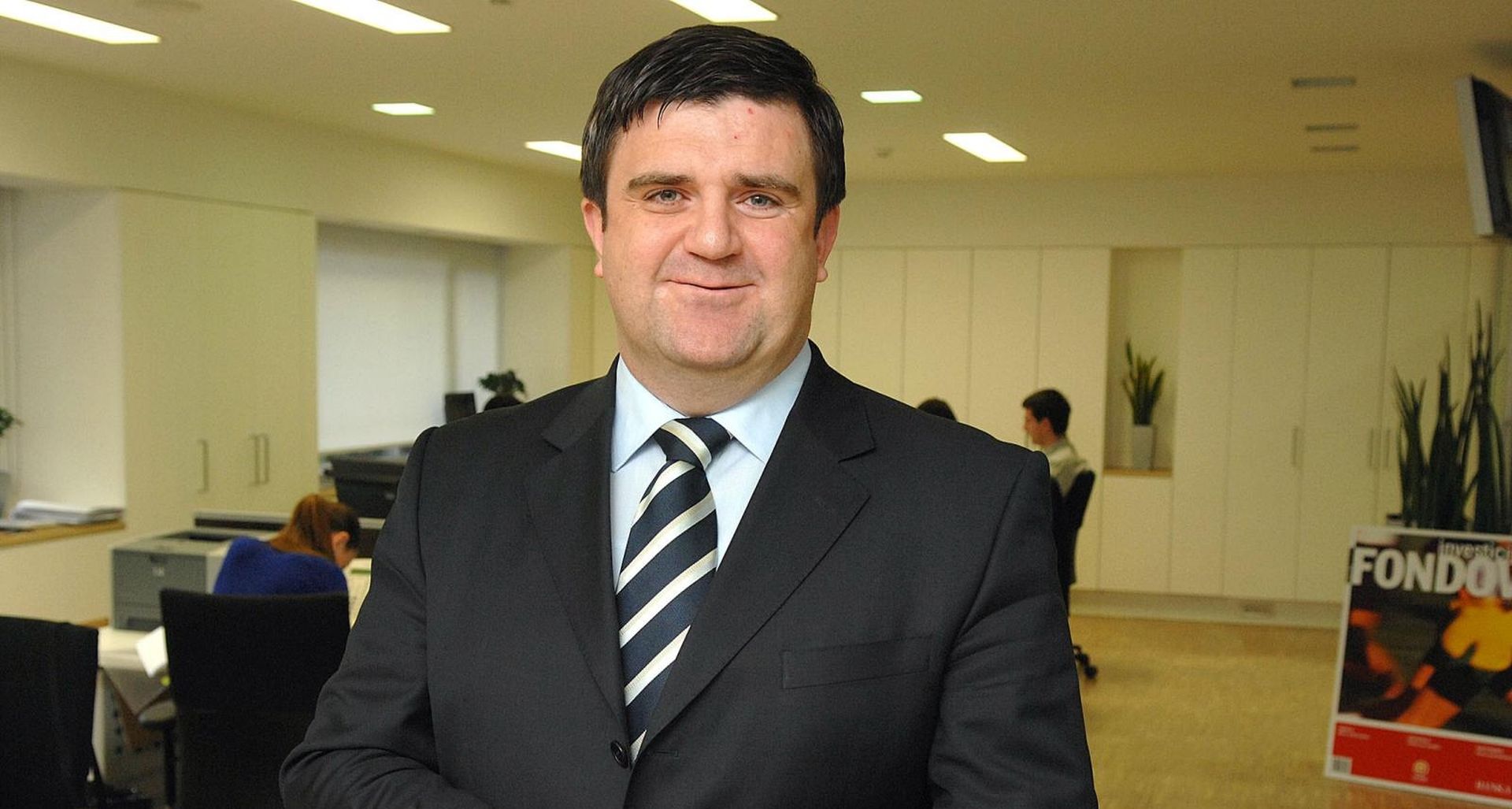 10. 03. 2008., Zagreb - Josip Galinec (1972.) akademsko obrazovanje tehnickog usmjerenja stekao je na Sveucilistu u Zagrebu. Tokom tri godine rada na Sveucilistu polaze drzavni ispit za brokera, a nekoliko godina kasnije i za investicionog savjetnika. Karijeru je gradio u brokerskoj kuci Dalmatinske banke 1998., u Zagrebackoj banci od 1999. i od 2000. do kraja 2001. vodio je ZB Brokere, tada uvjerljivo vodecu brokersku kucu u Hrvatskoj. Sredinom 2002. godine osniva TO ONE za poslovno i finansijsko savjetovanje, kompaniju u kojoj je direktor i danas. Nedugo zatim s radom zapocinje i sestrinska kompanija TO ONE Brokeri. Aktivno je ucestvovao u razvoju hrvatskog trzista kapitala, a njegovo dosadasnje profesionalno iskustvo obuhvata sirok spektar uspjesno zavrsenih projekata u podrucju korporativnih financija i investicijskog bankarstva. Udruga dionicara Ericsson Nikole Tesle, kojoj je bio na celu, dala je znacajan doprinos razvoju svijesti o vaznosti korporativnog upravljanja u Hrvatskoj. TO ONE je prepoznatljiv i po jedinstvenim strucnim publikacijama Javna dionicka drustva i Investicijski fondovi, a odrzava i popularne web stranice www.to-one.com namjenjene investitorima.
Photo: Patrik Macek/PIXSELL