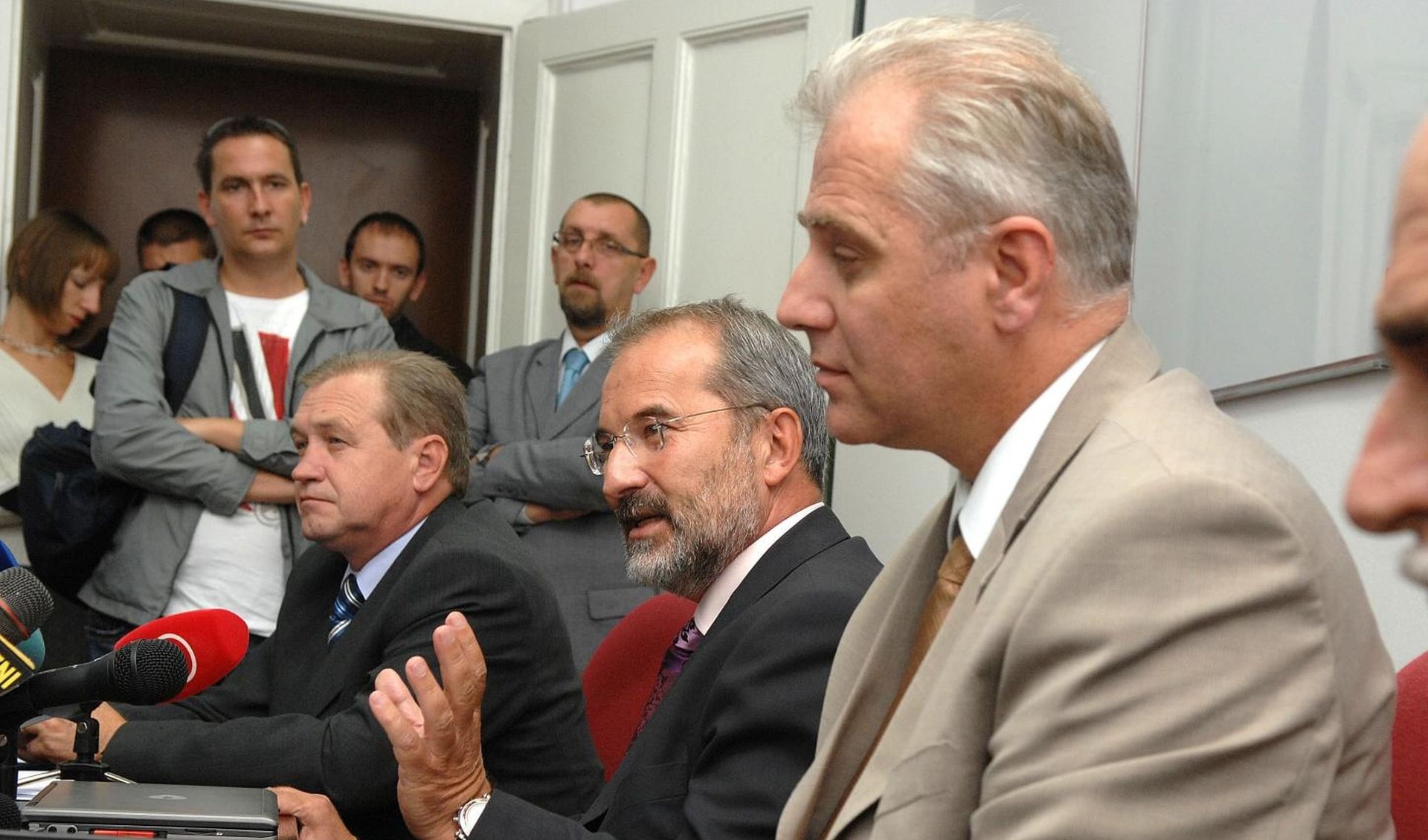 18. 09. 2008., Zagreb - Na konferenciji za tisak u DORH-u, ravnatelj policije Marijan Benko, Glavni drzavni odvjetnik Mladen Bajic, zamjenik Glavnog drzavnog odvjetnika Bajica Dragan Novosel i Ravnatelj USKOK-a Dinko Cvitan su objavili detalje visemjesecne akcije kodnog imena "Indeks", koju su zajednicki proveli USKOK, policija i Drzavno odvjetnistvo Republike hrvatske, a kojoj je cilj suzbijanje korupcije u visokoskolskim ustanovama. Prema nesluzbenim informacija, akcijom Indeks obuhvaceno je 40 osoba koje se sumnjice za primanje, davanje i posredovanje u primanju mita. Policija je danas pretrazivala stanove, poslovne prostore i racunala osumnjicenih. Radi se o gotovo 70 pretraga. Medju osumnjicenima, osim profesora, ima i gradjana te bivsih policajaca. Za sada su prikupljeni dokazi o korupciji za 21 profesora, tri asistenta i cetiri sluzbenika fakulteta. 
Photo: Patrik Macek/Vecernji list