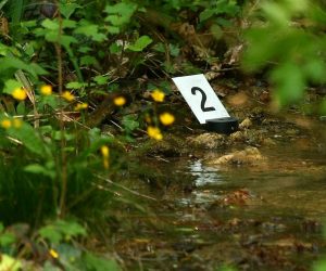 14.4.2009., Zagreb - Uz potok Kustosak u Kustijanskoj ulici Tomislav Pavlisko i Branko Frketic pronasli su ljudske kosti za koje se vjeruje kako su njemacki vojnici pogubljeni u drugom svjetskom ratu. Policija je obavila ocevid. 
Photo: Davor Puklavec/24sata