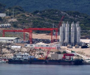 09.07.2019., Komarna - Nakon sto su u lipnju zabijeni svi piloti, 148 stalnih i dva testna ispod morske povrsine, radovi na Peljeskom mostu odvijat ce se nadalje na povrsini. Na pilote su se pocele postavljati naglavne ploce, odnosno prve dijelove mosta koji su vidljivi na povrsini. Photo: Ivo Cagalj/PIXSELL