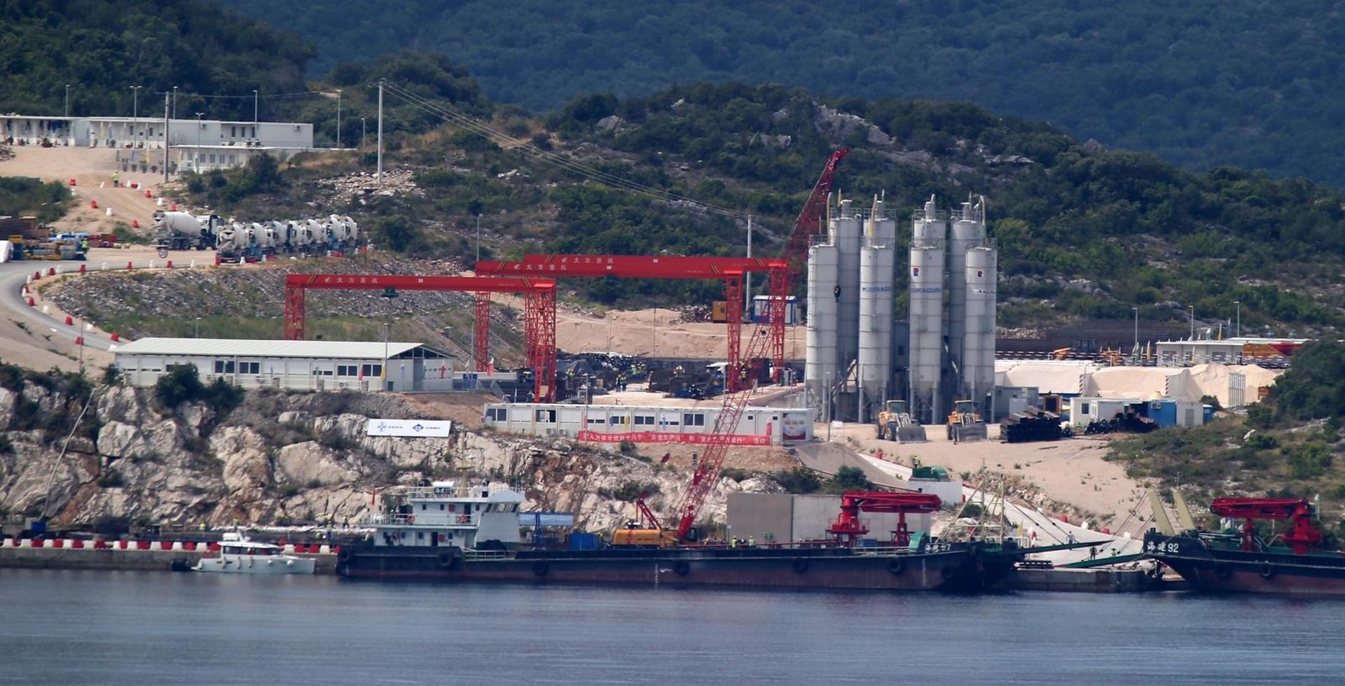 09.07.2019., Komarna - Nakon sto su u lipnju zabijeni svi piloti, 148 stalnih i dva testna ispod morske povrsine, radovi na Peljeskom mostu odvijat ce se nadalje na povrsini. Na pilote su se pocele postavljati naglavne ploce, odnosno prve dijelove mosta koji su vidljivi na povrsini. Photo: Ivo Cagalj/PIXSELL