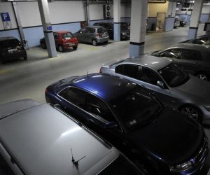 09.10.2013., Zagreb - Gradjanima je uoci najavljenog velikog nevremena omogucen besplatan parking u svim gradskim javnim garazama. Vlasnici automobila cekaju na ulazak u javnu gradsku garazu na Langovom trgu, Langic. Photo: Marko Lukunic/PIXSELL