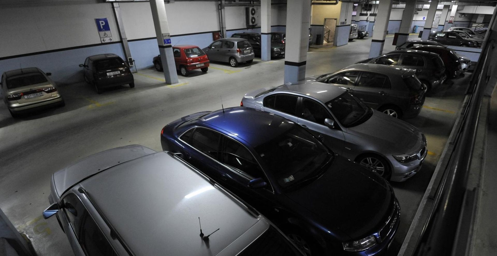 09.10.2013., Zagreb - Gradjanima je uoci najavljenog velikog nevremena omogucen besplatan parking u svim gradskim javnim garazama. Vlasnici automobila cekaju na ulazak u javnu gradsku garazu na Langovom trgu, Langic. Photo: Marko Lukunic/PIXSELL