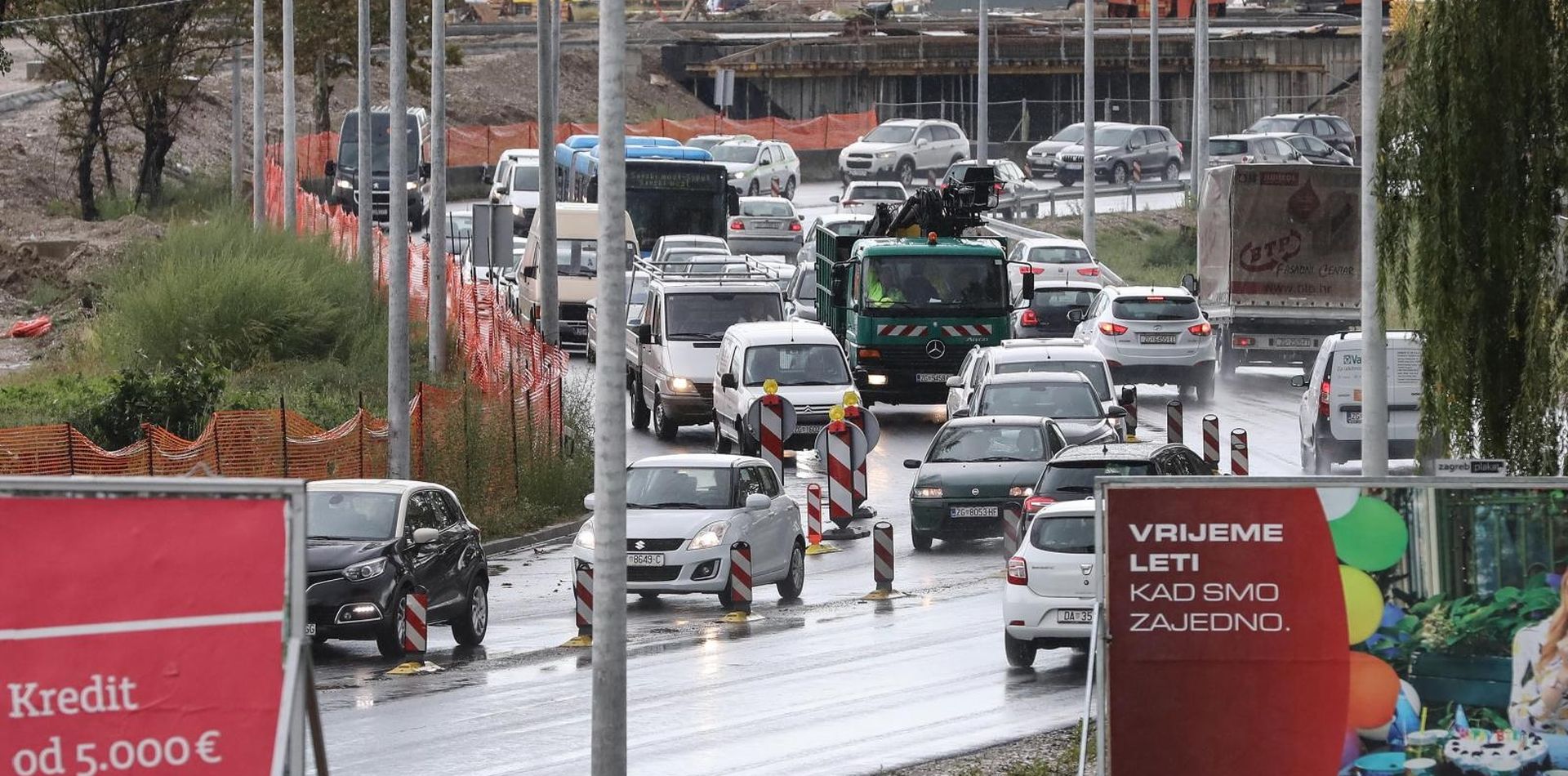 09.09.2019,Zagreb - Prometna guzva prvog dana nove skolske godine. Na rotoru kod Savskog mosta gradjevinari su zatvorili jednu voznu traku u smjeru Novog Zagreba te uzrokovali prometni kolaps u jutarnjim satima.
Photo: Jurica Galoic/PIXSELL