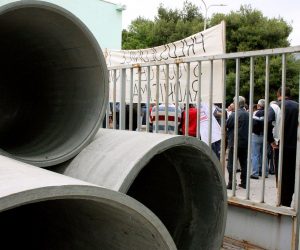 18.05.2010.,Vranjic, Hrvatska - Radnioci Salonita ponovno prosvjedovali ispred tvornice u Vranjicu. Radnik se simbolicno vezao, a zatim su stavili azbestne cjevi na ulaz
Photo: Ivana Ivanovic/PIXSELL