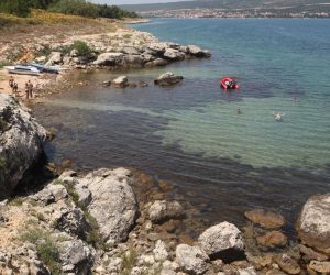 23.07.2010., Podrgradina, Islam Grcki, Zadar - Skupina mladica Hrvatske nacionalnosti napala turiste Srpske nacionalnosti na plazi izmedju mjesta Podgradina i Posedarje. Plaza zvana Rezani pored Pogradine.
Photo: Zeljko Mrsic/PIXSELL