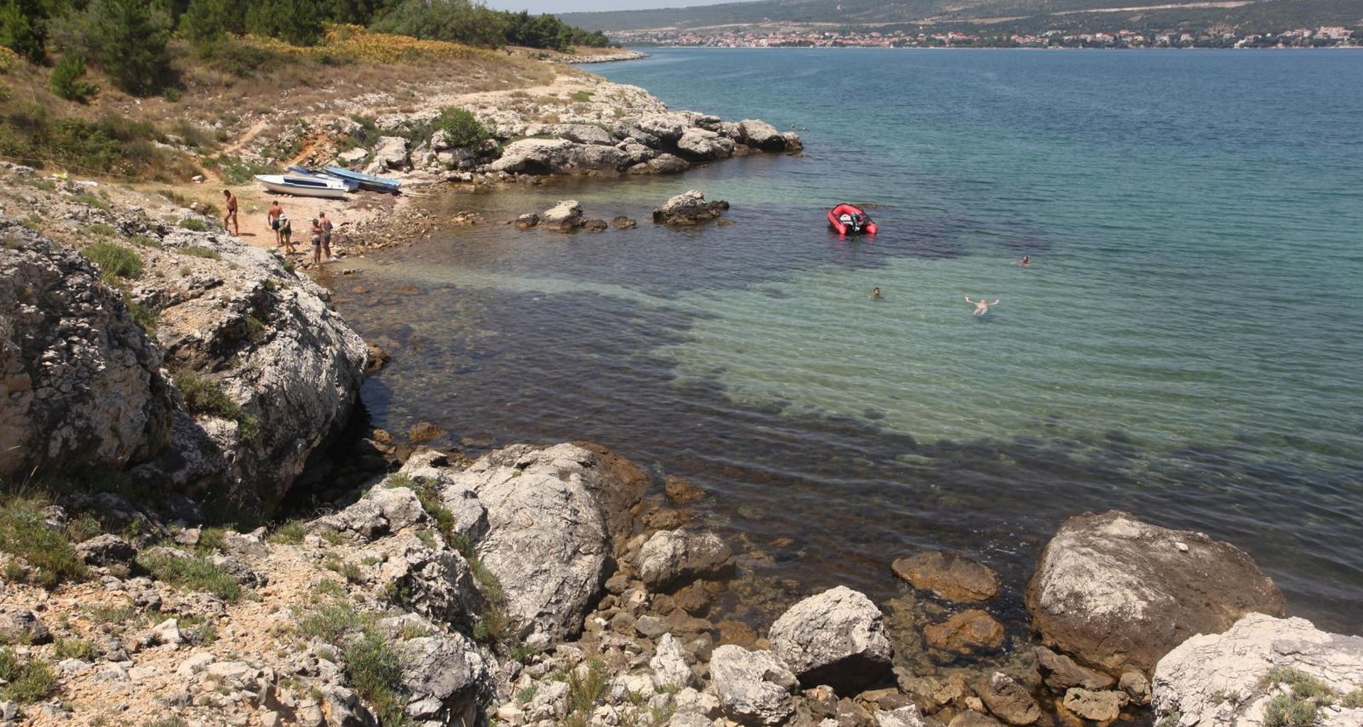 23.07.2010., Podrgradina, Islam Grcki, Zadar - Skupina mladica Hrvatske nacionalnosti napala turiste Srpske nacionalnosti na plazi izmedju mjesta Podgradina i Posedarje. Plaza zvana Rezani pored Pogradine.
Photo: Zeljko Mrsic/PIXSELL