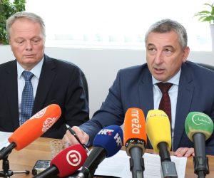 10.09.2019., Zagreb - Ministar graditeljstva i prostornoga uredjenja Predrag Stromar posjetio je u povodu pocetka zaprimanja zahtjeva za subvencioniranjem stambenih kredita za 2019. godinu Agenciju za pravni promet i posredovanje nekretninama (APN), gdje ga je direktor APN-a Slavko Cukelj upoznao s organizacijom zaprimanja i obrade zahtjeva.Photo: Marko Prpic/PIXSELL