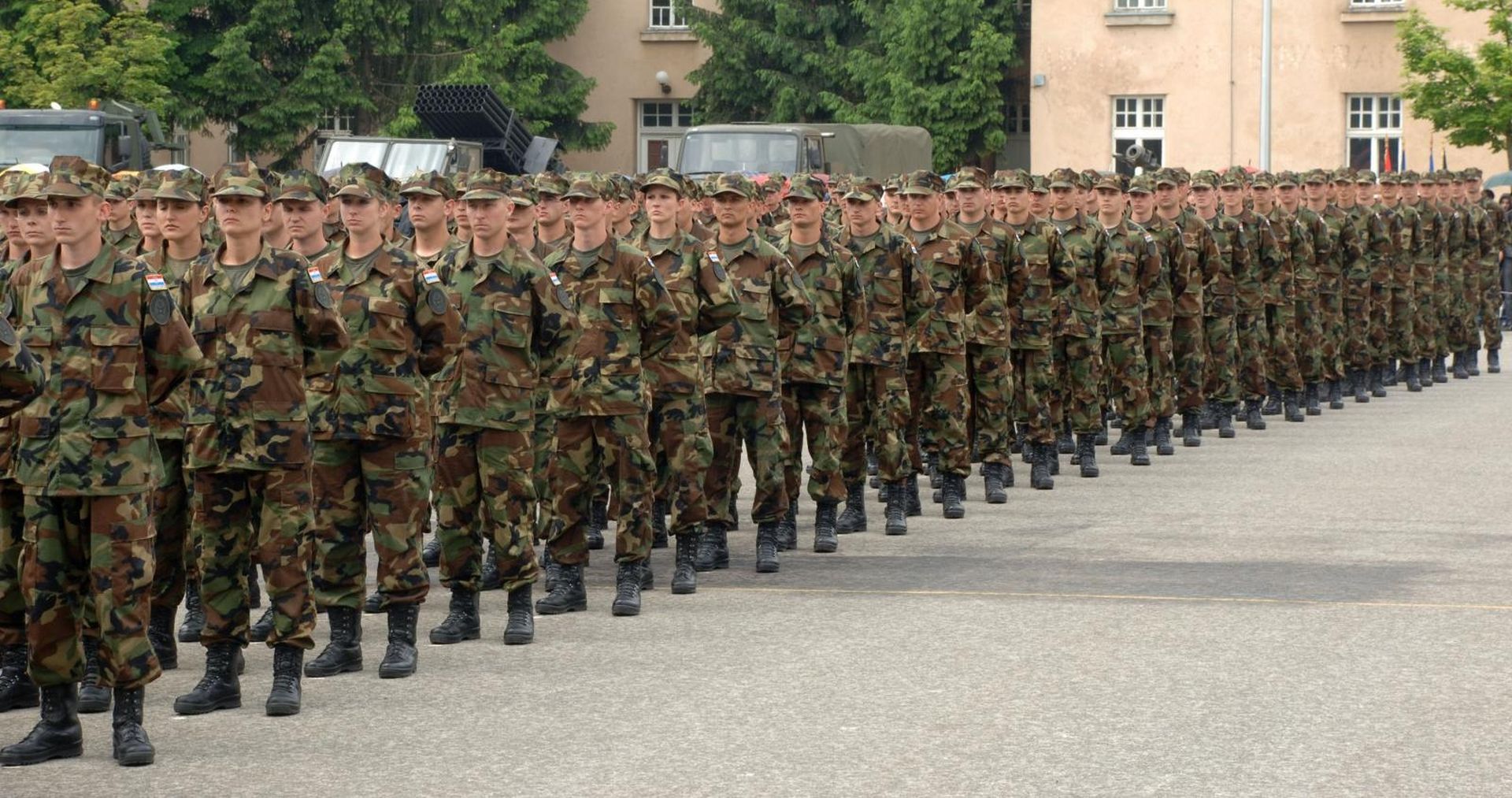 15.05.2011., Pozega - Predsjednik RH prisustvovao je svacanoj prisezi regruta u Vojarni i dodjeli ordena. Mladi dragovoljci polazu prisegu. 
Photo: Dusko Mirkovic/PIXSELL