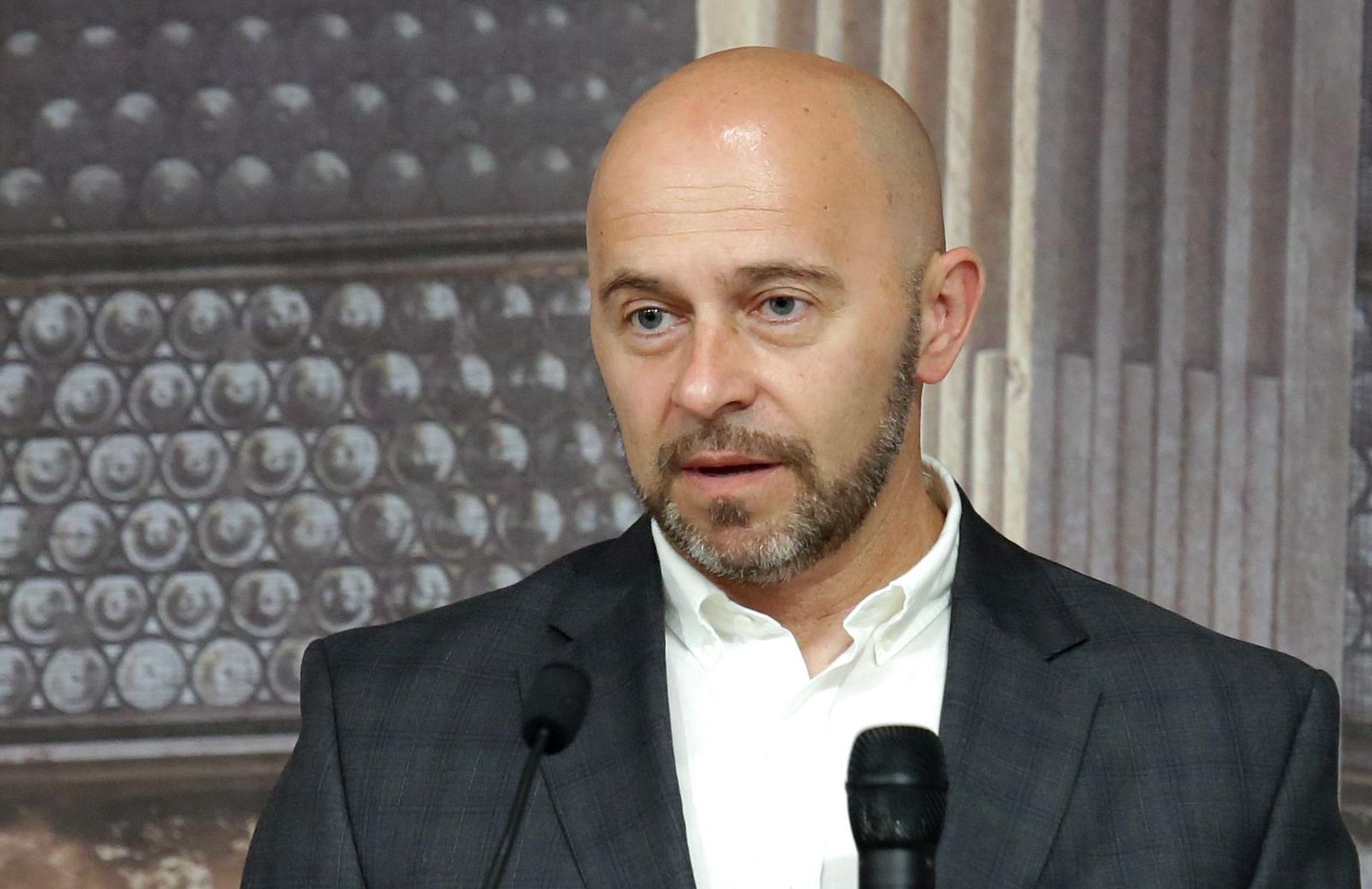 13.06.2019., Sibenik - U Sibeniku je svecano potpisian ugovor za projektiranje i izvodjenje radova izgradnje MBO postrojenja i pratecih objekata Centra za gospodarenje otpadom Bikarac. O projektu Izgradnje Centra za gospodarenje otpadom Bikarac i njegovu znacaju za uspostavu cjelovitog sustava gospodarenja otpadom u Sibensko-kninskoj zupaniji govorili suTomislav Coric, ministar zastite okolisa i energetike,Dubravko Ponos, direktor Fonda za zastitu okolisa i energetsku ucinkovitost,Dr. Zeljko Buric, gradonacelnik Grada Sibenika,Goran Pauk,zupan, Roland Tusar, direktor GH Holding d.o.o. i Robert Podrug, direktor tvrtke Bikarac d.o.o.
Photo: Dusko Jaramaz/PIXSELL