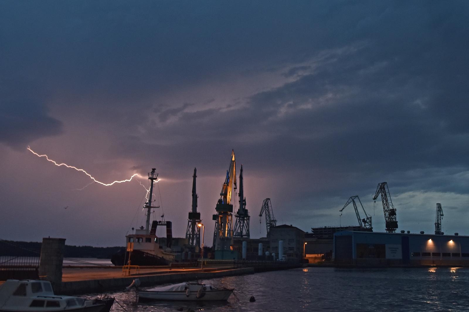 13.08.2019., Pula - Grmljavina, kisa i jak vjetar zahvatili Pulu u vecernjim satima.

Photo: Dusko Marusic /PIXSELL