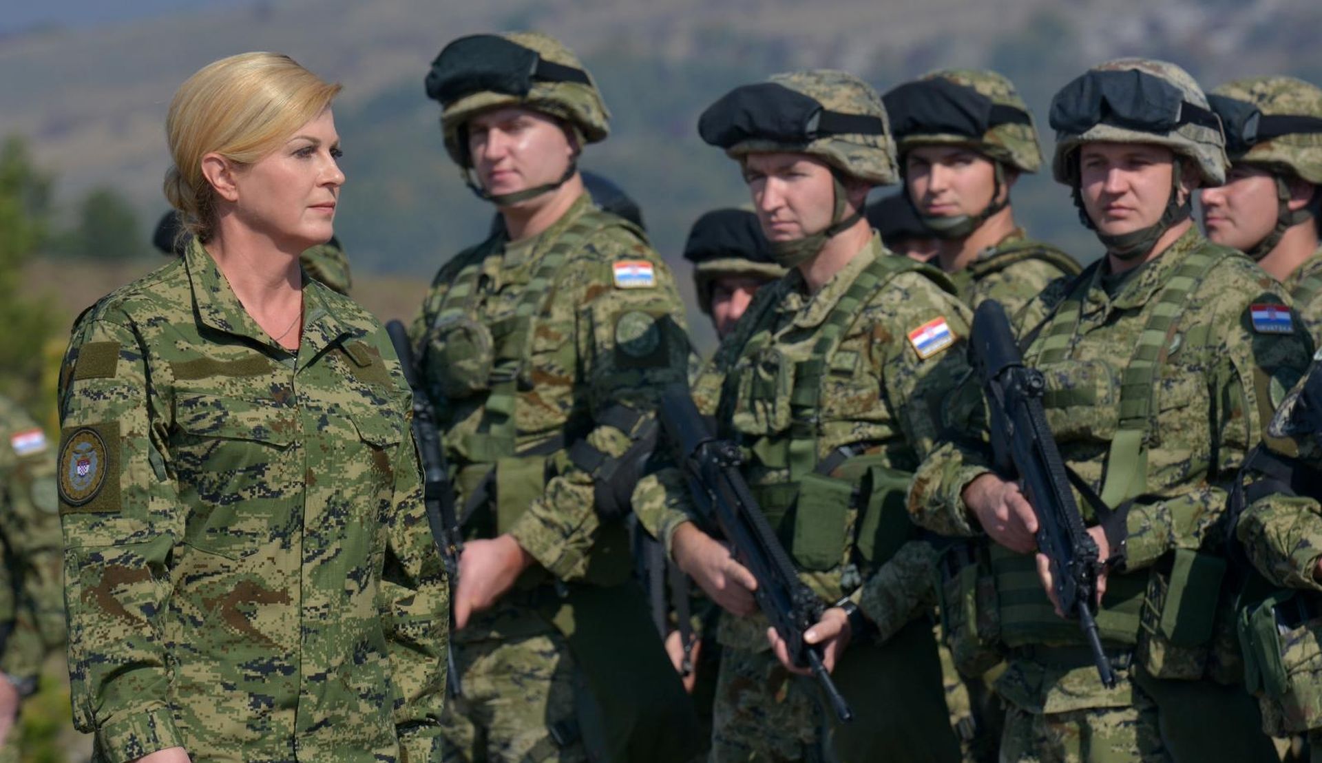 Udbina: Grabar-Kitarović i Krstićević obišli vojnu vježbu Velebit 18 13.10.2018., Udbina - Vojna vjezba Velebit 18 - Zdruzena snaga glavni je obucni dogadjaj Oruzanih snaga RH u 2018 godini. Rijec je o zdruzenoj  intergranskoj vjezbi svih sastavnica Oruzanih snaga RH - kopnenih, pomorskih, zracnih snaga, specijalnih snaga te cyber snaga, a ujedno je i najslozenija vjezba Hrvatske vojske do sada u neprekidnom trajanju od 72 sata. U vojarni "Josip Jovic" demonstrirana je sposobnost Ekspedicijskog kampa, popuna helikoptera gorivom, radio uredjaji domace proizvodnje. Predsjednica RH Kolinda Grabar-Kitarovic Photo: Dino Stanin/PIXSELL