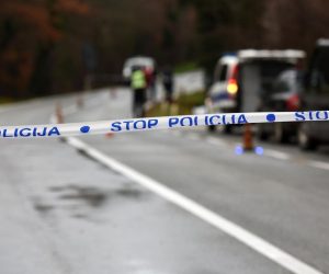 14.02.2016., Sv. Lovrec - Policijska postaja Porec je zaprimila dojavu da je uz cestu Baderna-Sv. Lovrec nadjeno bezivotno tijelo muskarca. Na terenu su djelatnici policije koji obavljaju ocevid i zupanijski drzavni odvjetnik. Cesta je zatvorena za promet do daljenjeg.
 Photo: Dusko Marusic/PIXSELL
