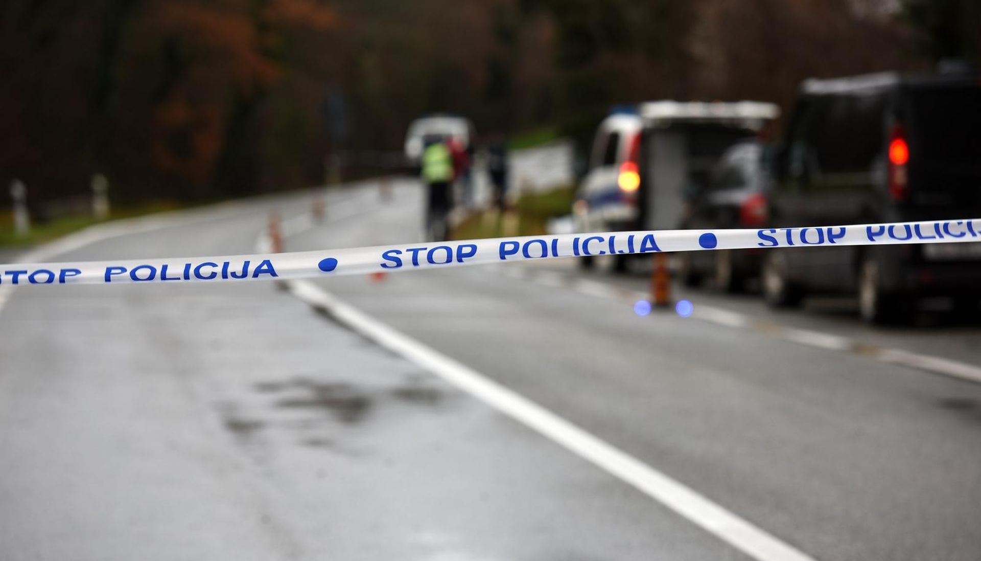 14.02.2016., Sv. Lovrec - Policijska postaja Porec je zaprimila dojavu da je uz cestu Baderna-Sv. Lovrec nadjeno bezivotno tijelo muskarca. Na terenu su djelatnici policije koji obavljaju ocevid i zupanijski drzavni odvjetnik. Cesta je zatvorena za promet do daljenjeg.
 Photo: Dusko Marusic/PIXSELL