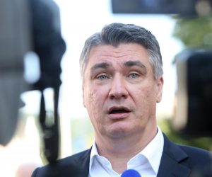 14.09.2019., Ogulin - U sklopu predsjednicke kampanje kandidat za predsjednika RH Zoran Milanovic u Ogulinu je nazocio otvaranju Trga Petra Stipetica te se druzio sa gradanima Ogulina.
Photo: Kristina Stedul Fabac/PIXSELL