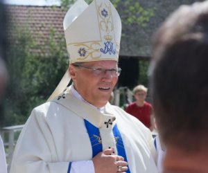 15.08.2019., Osijek, Aljmas - Na Veliku Gospu Svetiste Gospe od Utocista pohodio je veliki broj hodocasnika. Svecanu svetu misu u 10 sati predvodio je Mons. Dr. Djuro Hranic. 
Photo: Dubravka Petric/PIXSELL