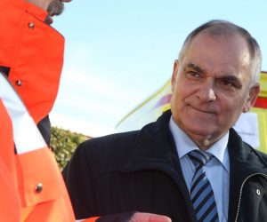 Split: Župan Blaženko Boban uručio ključeve šest novih vozila hitne pomoći 16.01.2019.,Split-Zupan Blazenko Boban urucio ravnatelju zupanijske hitne pomoci Leu Lueticu kljuceve sest novih vozila.
Photo: Ivo Cagalj/PIXSELL