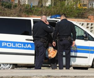 16.03.2014., Knin - Zahvaljujuci brzoj reakciji prometnika vlakova iz Knina sprijecen je prijevoz ilegalnih putnika iz Sirije koji su se kao slijepi putnici pokusali ukrcati na teretni vlak prema Zagrebu. Nakon sto ih je prometnik zamijetio trceci za vlakom, uspio ga je zaustaviti i o svemu obavijestiti policiju. Nakon samo nekoliko minuta policijski sluzbenici iz Knina priveli su ilegalne putnike koji su zeljeli doci do Italije. 
Photo: Hrvoje Jelavic/PIXSELL