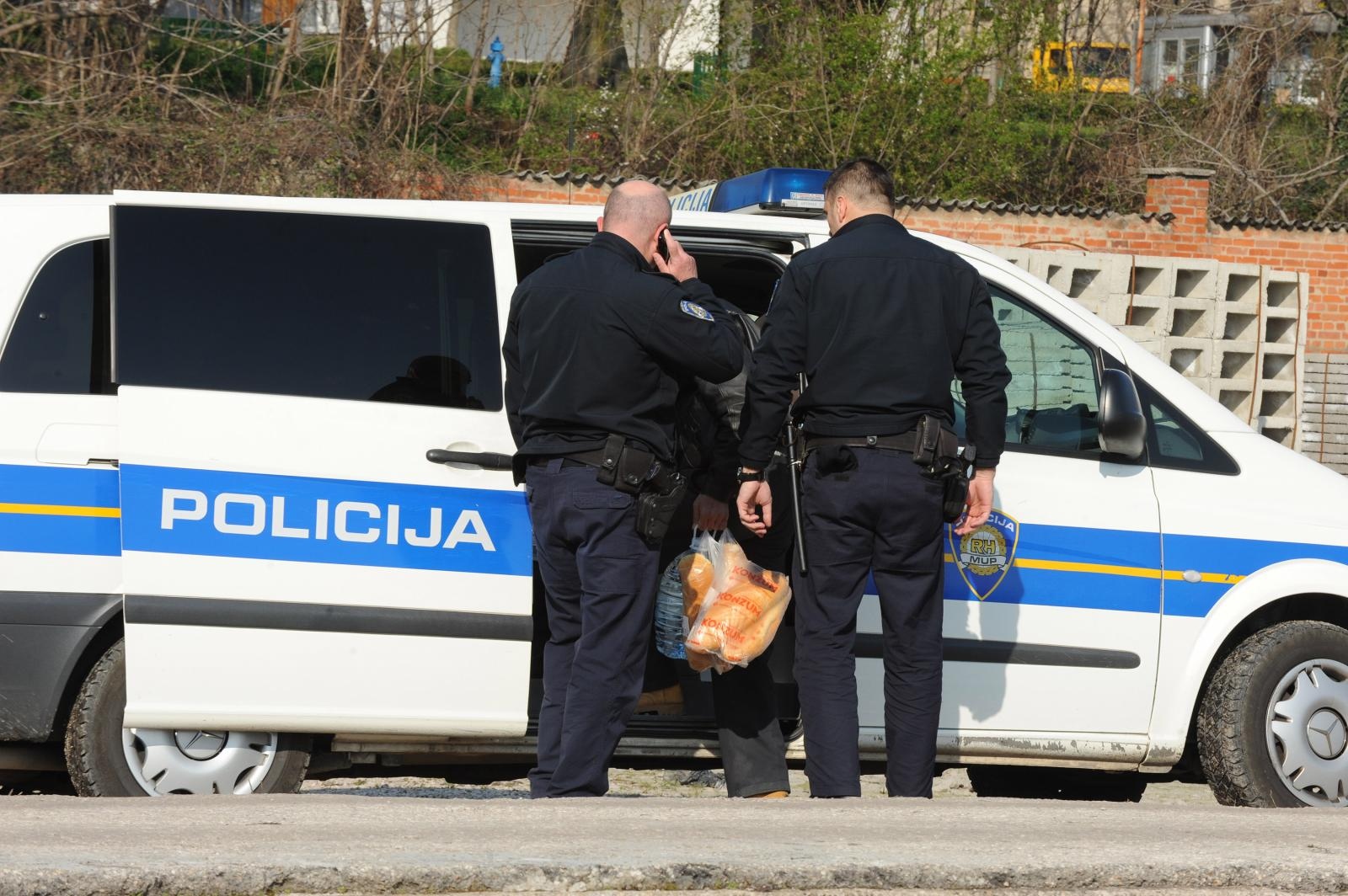 16.03.2014., Knin - Zahvaljujuci brzoj reakciji prometnika vlakova iz Knina sprijecen je prijevoz ilegalnih putnika iz Sirije koji su se kao slijepi putnici pokusali ukrcati na teretni vlak prema Zagrebu. Nakon sto ih je prometnik zamijetio trceci za vlakom, uspio ga je zaustaviti i o svemu obavijestiti policiju. Nakon samo nekoliko minuta policijski sluzbenici iz Knina priveli su ilegalne putnike koji su zeljeli doci do Italije. 
Photo: Hrvoje Jelavic/PIXSELL