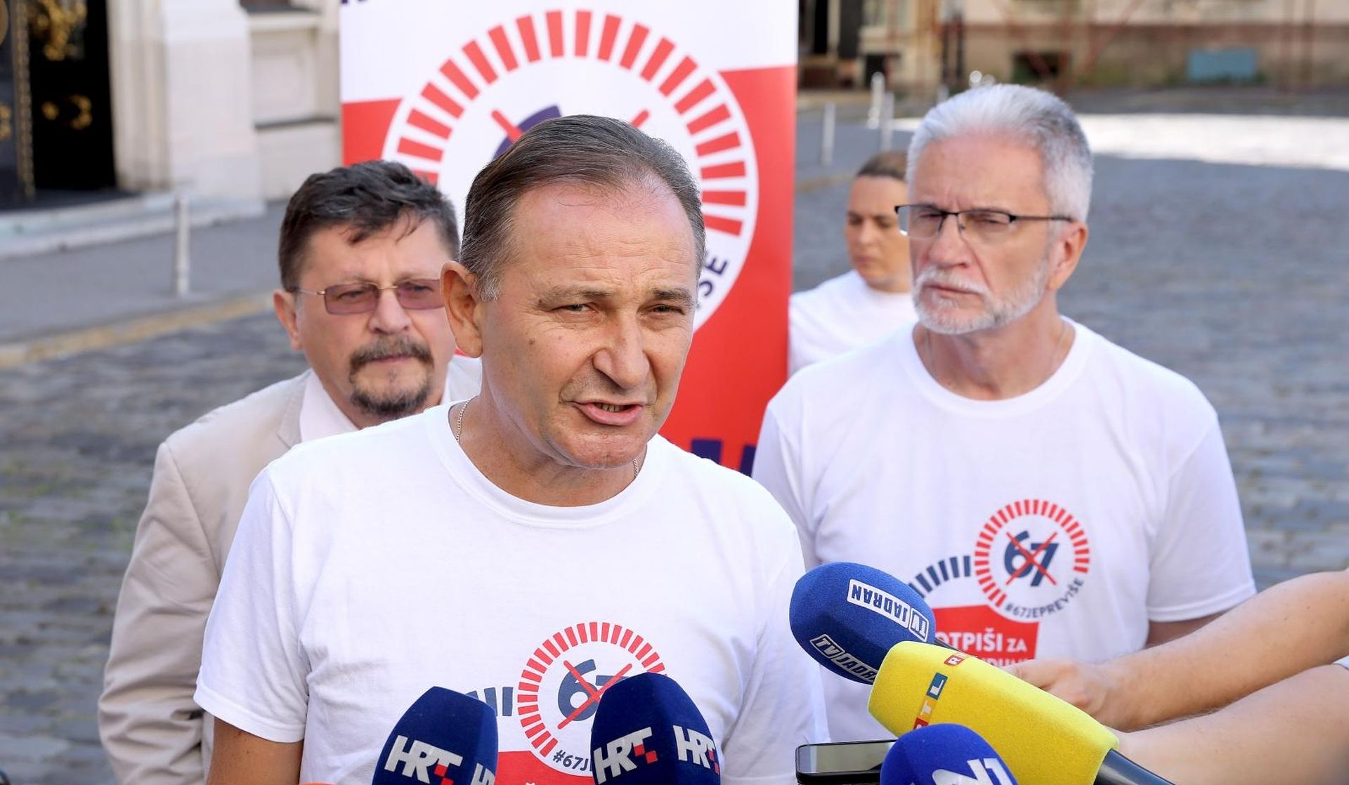 16.09.2019., Zagreb - Savez samostalnih sindikata Hrvatske (SSSH), Nezavisni hrvatski sindikati (NHS) i Matica hrvatskih sindikata (MHS) odrzali su konferenciju za medije ispred Hrvatskog sabora na temu referenduma 67 je previse. Govorili su predsjednici sindikalnih sredisnjica Mladen Novosel, Kresimir Sever i Vilim Ribic.
Photo: Patrik Macek/PIXSELL
