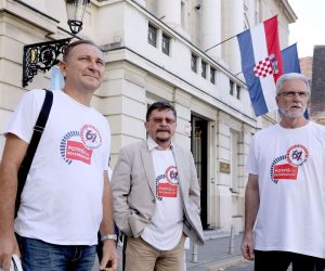 16.09.2019., Zagreb - Savez samostalnih sindikata Hrvatske (SSSH), Nezavisni hrvatski sindikati (NHS) i Matica hrvatskih sindikata (MHS) odrzali su konferenciju za medije ispred Hrvatskog sabora na temu referenduma 67 je previse. Govorili su predsjednici sindikalnih sredisnjica Mladen Novosel, Kresimir Sever i Vilim Ribic.
Photo: Patrik Macek/PIXSELL