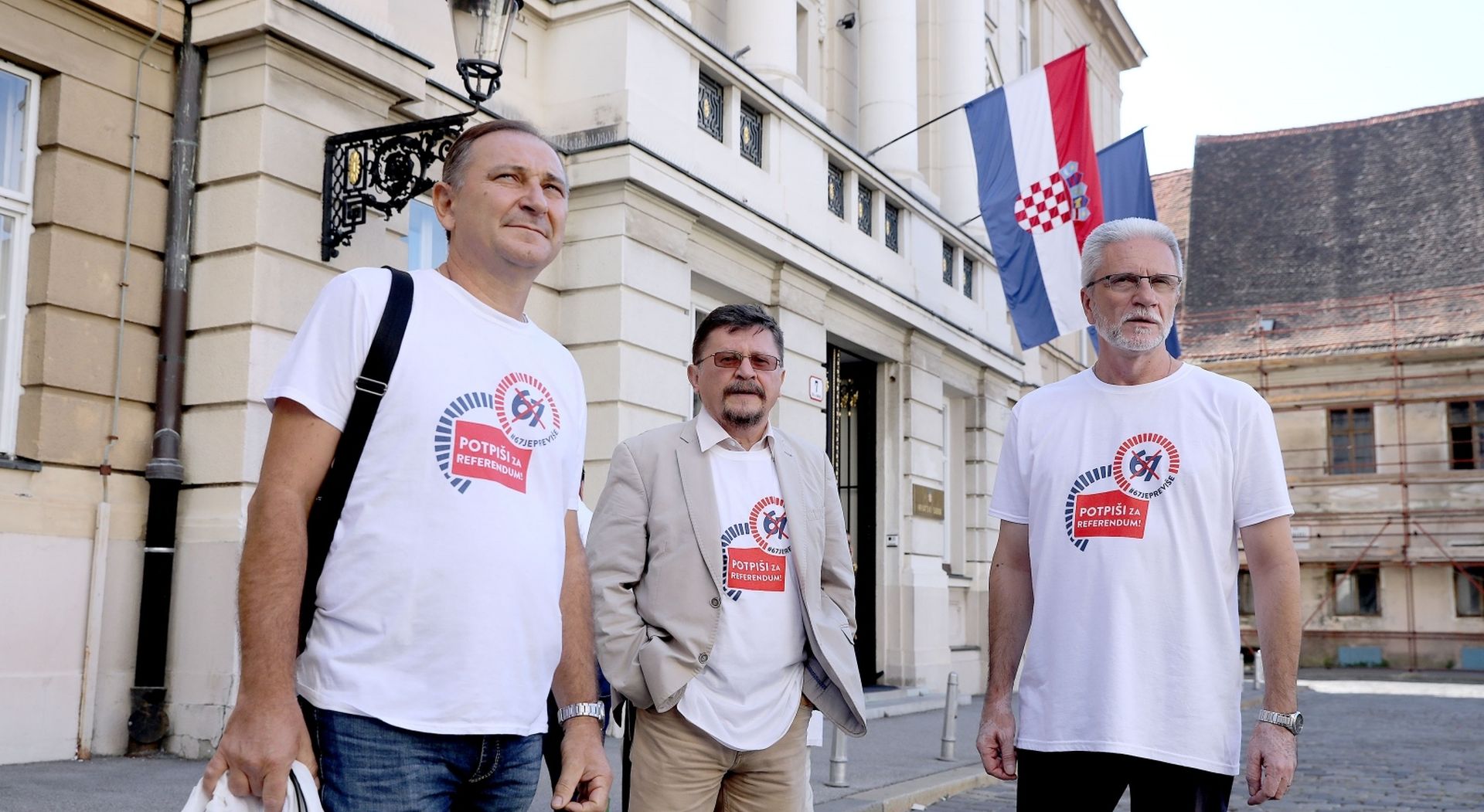 16.09.2019., Zagreb - Savez samostalnih sindikata Hrvatske (SSSH), Nezavisni hrvatski sindikati (NHS) i Matica hrvatskih sindikata (MHS) odrzali su konferenciju za medije ispred Hrvatskog sabora na temu referenduma 67 je previse. Govorili su predsjednici sindikalnih sredisnjica Mladen Novosel, Kresimir Sever i Vilim Ribic.
Photo: Patrik Macek/PIXSELL