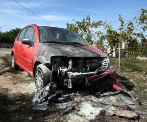 08.09.2019., Konjsko, opcina Klis - . U dvoristu ispred kuce izgorio Citroen nedaleko kontejner i na ulazu u mjesto Konjsko gorio i kamion.
Photo: Miranda Cikotic/PIXSELL