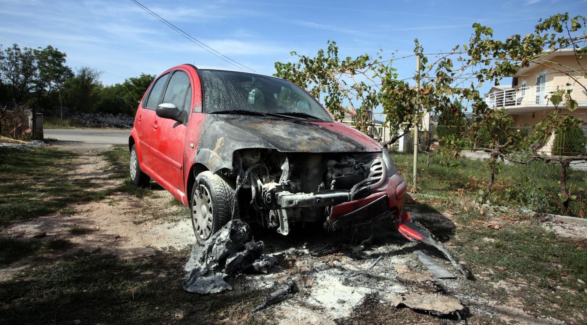 08.09.2019., Konjsko, opcina Klis - . U dvoristu ispred kuce izgorio Citroen nedaleko kontejner i na ulazu u mjesto Konjsko gorio i kamion.
Photo: Miranda Cikotic/PIXSELL