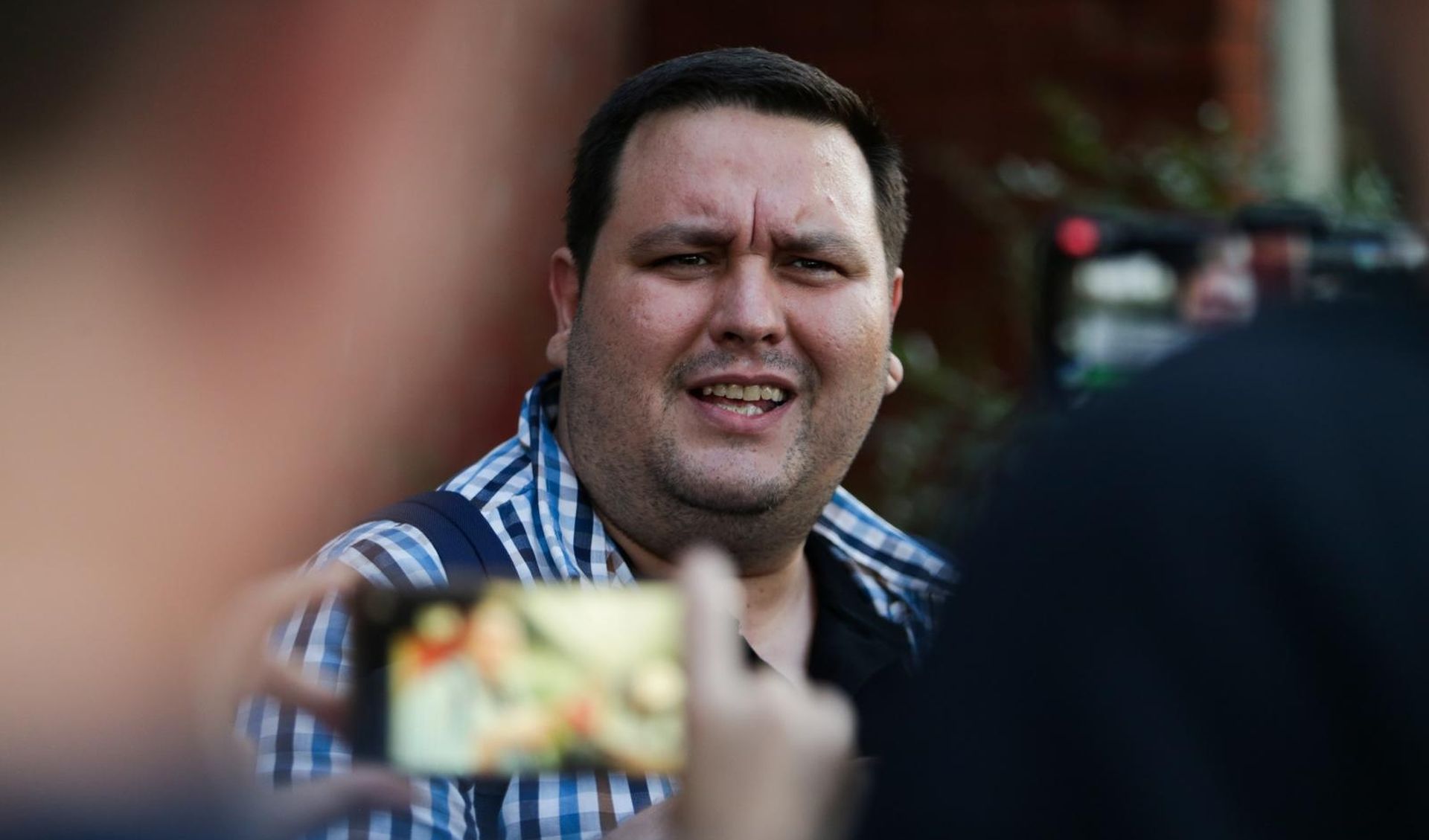 16.09.2019., Zagreb - Gordan Duhacek, kolumnist portala Index, pusten je nakon sto je danas zavrsio na ispitivanju u policiji. Proglasen je krivim na Prekrsajnom sudu u Novom Zagrebu.
Zbog vrijedjanja policije, odnosno zbog tvita u kojem je napisao skracenicu ACAB, kaznjen je novcanom kaznom od 200 njemackih maraka, odnosno 754 kune. 
Pgoto: Filip Kos/PIXSELL