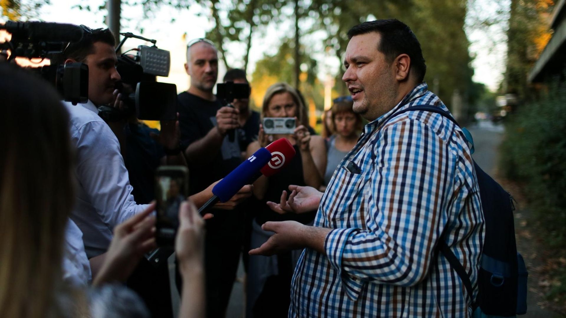16.09.2019., Zagreb - Gordan Duhacek, kolumnist portala Index, pusten je nakon sto je danas zavrsio na ispitivanju u policiji. Proglasen je krivim na Prekrsajnom sudu u Novom Zagrebu.
Zbog vrijedjanja policije, odnosno zbog tvita u kojem je napisao skracenicu ACAB, kaznjen je novcanom kaznom od 200 njemackih maraka, odnosno 754 kune. 
Pgoto: Filip Kos/PIXSELL