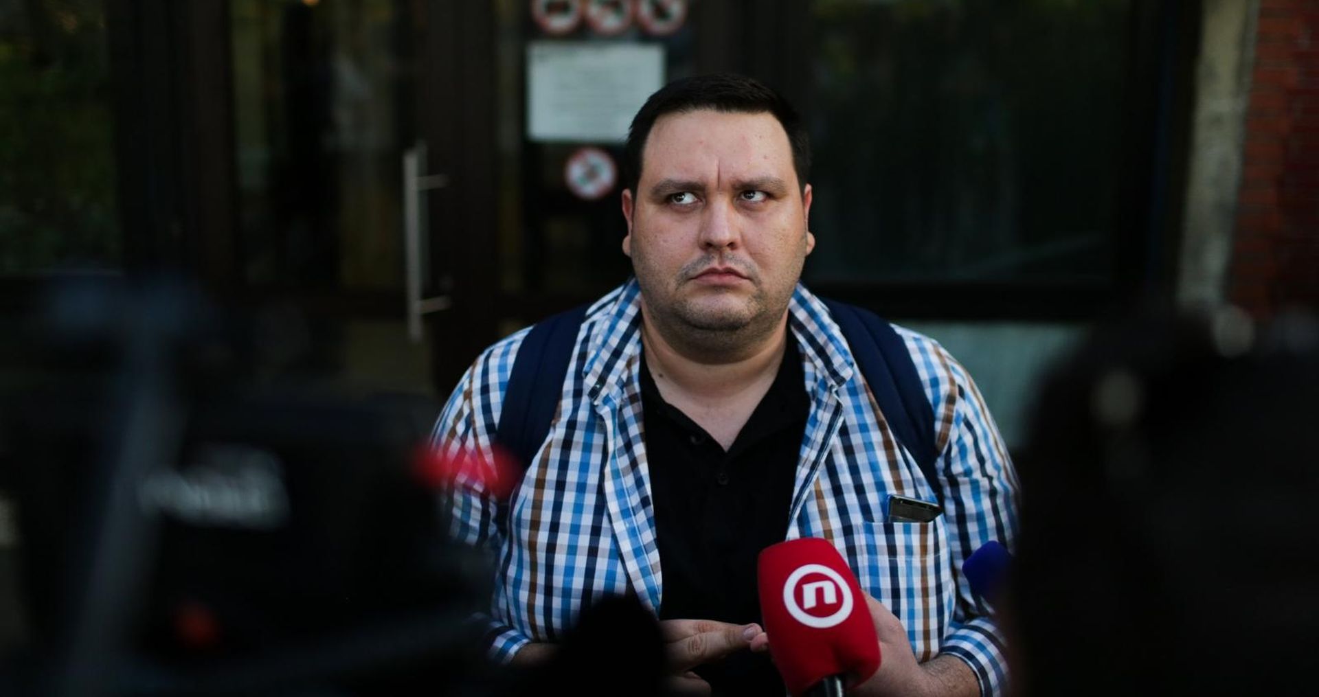 16.09.2019., Zagreb - Gordan Duhacek, kolumnist portala Index, pusten je nakon sto je danas zavrsio na ispitivanju u policiji. Proglasen je krivim na Prekrsajnom sudu u Novom Zagrebu.
Zbog vrijedjanja policije, odnosno zbog tvita u kojem je napisao skracenicu ACAB, kaznjen je novcanom kaznom od 200 njemackih maraka, odnosno 754 kune. 
Pgoto: Filip Kos/PIXSELL