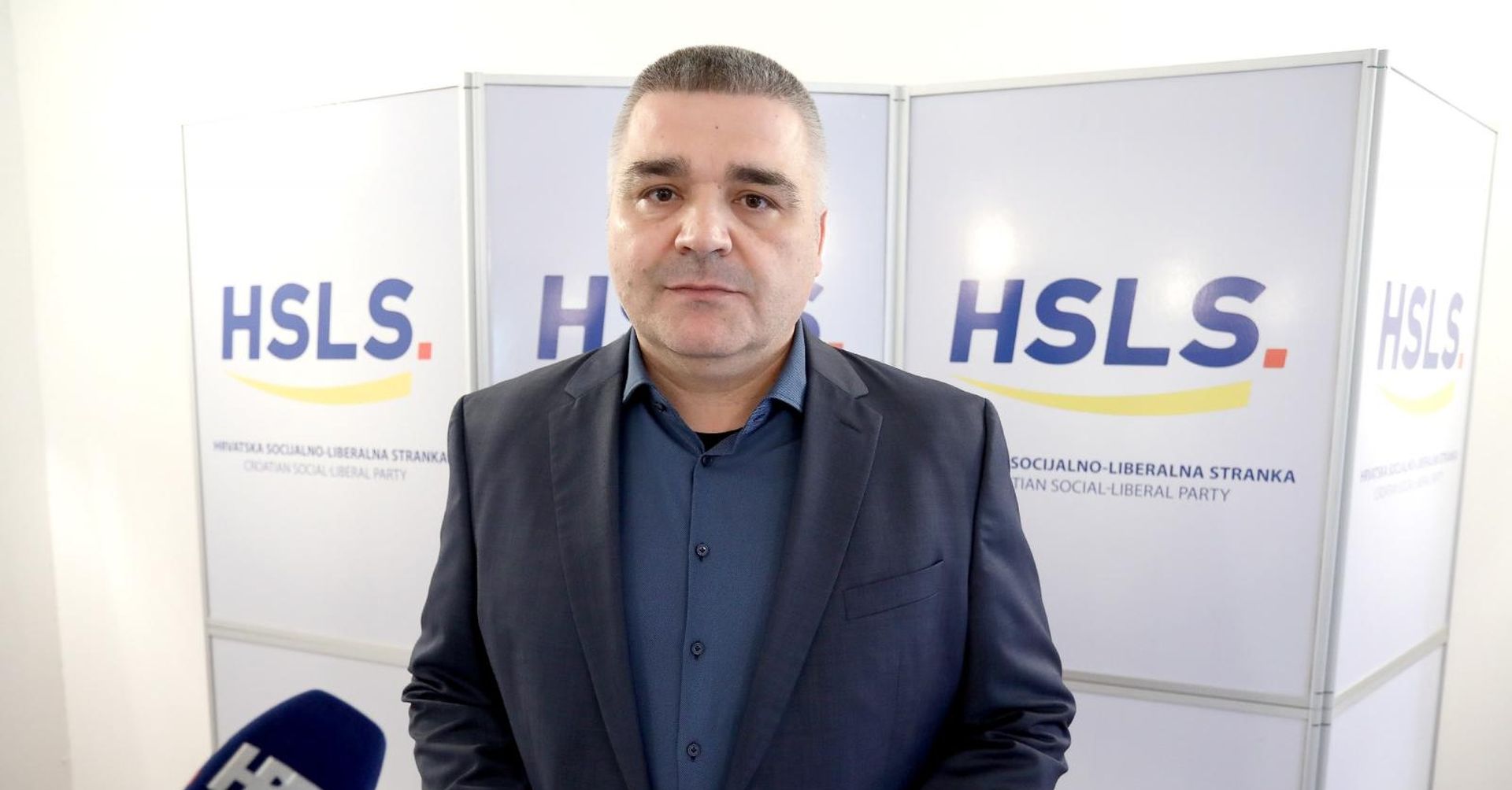 17.05.2019., Zagreb - Kandidat HSLS-a Sasa Poljanec Borcic i Vladimir Andric odrzali su konferenciju za medije i proglasili “najveceg prodavaca magle na ovogodisnjim izborima za Europski parlament”. 
Photo: Patrik Macek/PIXSELL