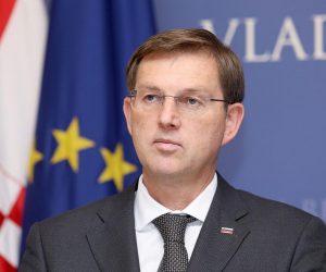 19.12.2017., Zagreb - Predsjednik Vlade Republike Hrvatske Andrej Plenkovic sastao se u Banskim dvorima s predsjednikom Vlade Republike Slovenije Mirom Cerarom, koji boravi  u radnom posjetu Republici Hrvatskoj. Nakon susreta premijeri su dali izjave za medije. 
Photo: Patrik Macek/PIXSELL