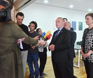 20.05.2019., Zagreb - U okviru pripreme i provedbe projekta "Uspostava veteranskih centara u Republici Hrvatskoj" u Ministarstvu branitelja potpisani su sporazume kojima se utvrdjuje suradnja pri uspostavi i radu veteranskih centara u Republici Hrvatskoj. Sporazumi su potpisani s gradonacelnicima Daruvara, Petrinje, Sinja i Sibenika. Ministar branitelja Tomo Medved, gradonacelnica Sinja Kristina Krizanac, Kristina Krizanac
 Photo: Davorin Visnjic/PIXSELL