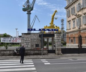 22.05.2019., Pula - Novi transparent na ogradi brodogradilista Uljanik. Photo: Dusko Marusic /PIXSELL