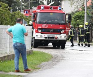 22.08.2019., Zagreb - Udar groma oko 13 sati zapalio je krov kuce u ulici Mikulini u Jezdovcu. Na terenu je 19 vatrogasaca sa sest vatrogasnih vozila. Pozar je brzo ugasen i srecom nitko nije stradao. Photo: Igor Kralj/PIXSELL