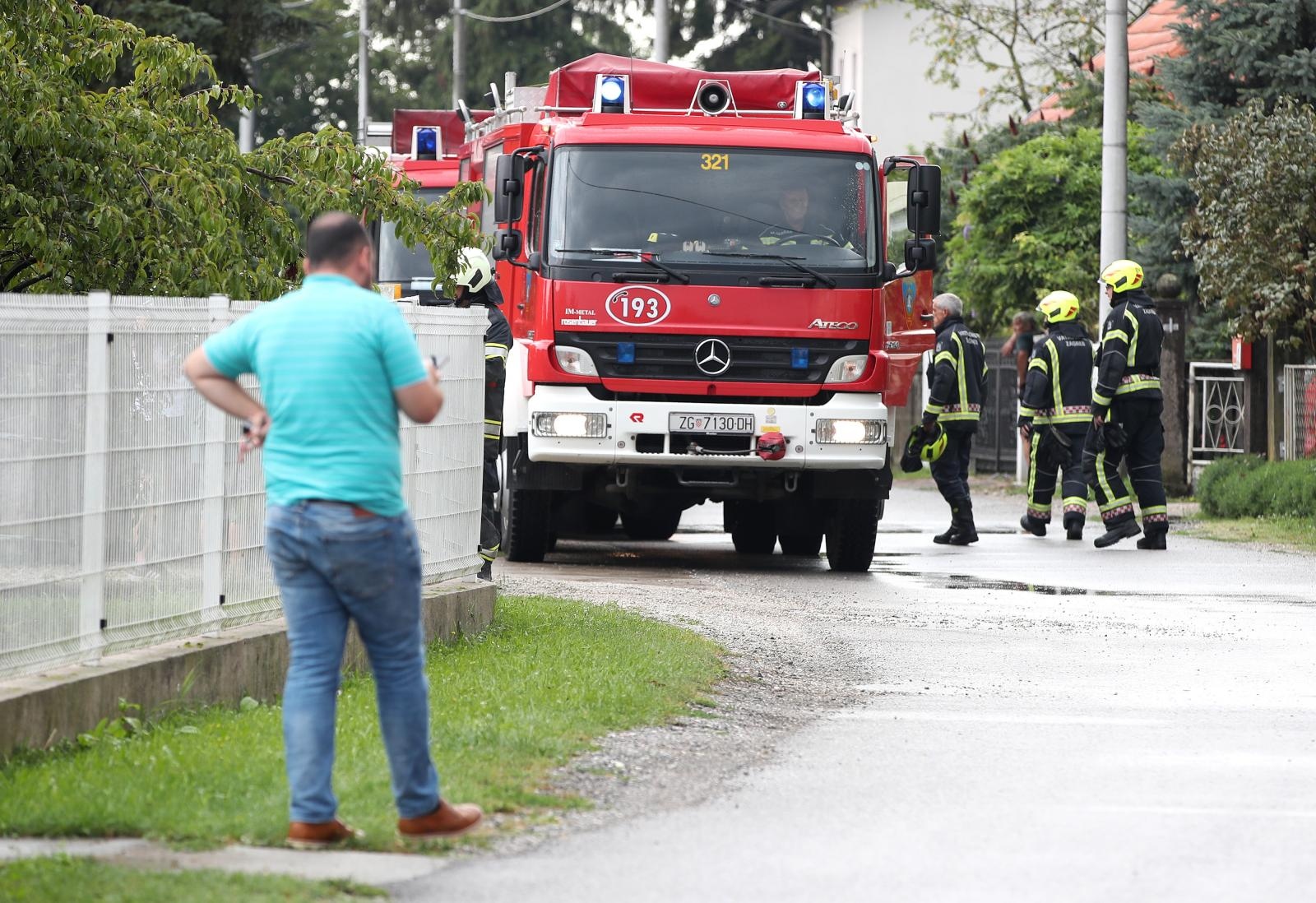 22.08.2019., Zagreb - Udar groma oko 13 sati zapalio je krov kuce u ulici Mikulini u Jezdovcu. Na terenu je 19 vatrogasaca sa sest vatrogasnih vozila. Pozar je brzo ugasen i srecom nitko nije stradao. Photo: Igor Kralj/PIXSELL