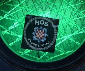 Pula: Gradski semafor s naljepnicom "Za dom spremni" 23.03.2019., Pula - Naljepnice kojima se velica pozdrav za "dom spremni" i sahovnica koja pocinje bijelim poljem.
Photo: Dusko Marusic /PIXSELL