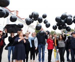 23.09.2019., Karlovac - U sklopu obiljezavanja Nacionalnog dana borbe protiv nasilja nad zenama Zenska grupa Korak organizirala je pustanje crnih balona u spomen na tristotinjak zena koje su u proteklih deset godina ubijene kao zrtve obiteljskog nasilja.
Photo: Kristina Stedul Fabac/PIXSELL