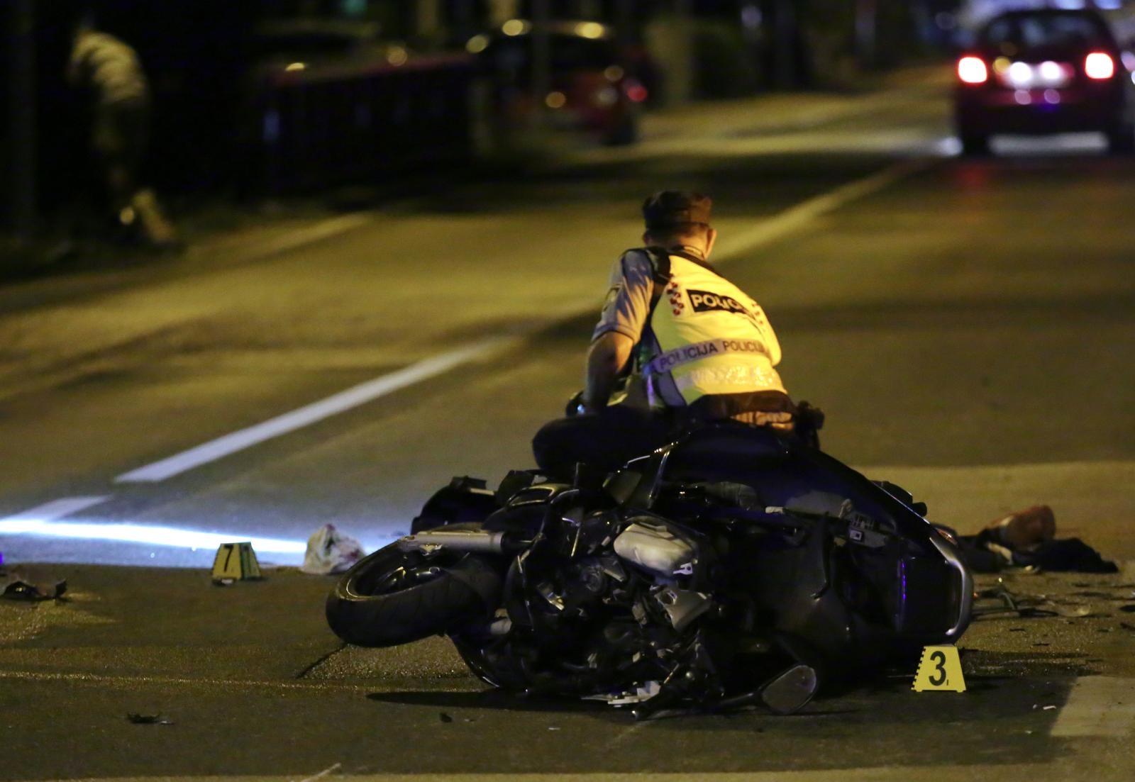 25.07.2019., Brodarica - U Brodarici kod skretanja za Zlatnu ribicu dogodila se prometna nesreca u kojoj su sudjelovala dva motocikla i jedno osobno vozilo. Jedan motorista je poginuo. Ocevid je u tijeku, a promet se odvija naizmjenicno uz pomoc prometne policije. Photo: Dusko Jaramaz/PIXSELL