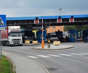 25.09.2015., Slavonski Brod - Zbog situacije na granicnom prijelazu Bajakovo i ostalima prema Srbiji sve je vise kamiona na granicnom prijelazu prema BiH u Slavonskom Brodu jer vozaci traze alternativne pravce. 
Photo: Ivica Galovic/PIXSELL